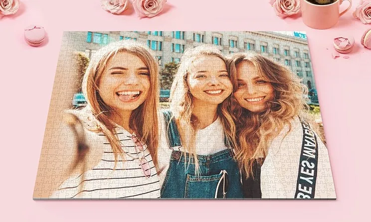 Rompecabezas de cartón rosa de la familia