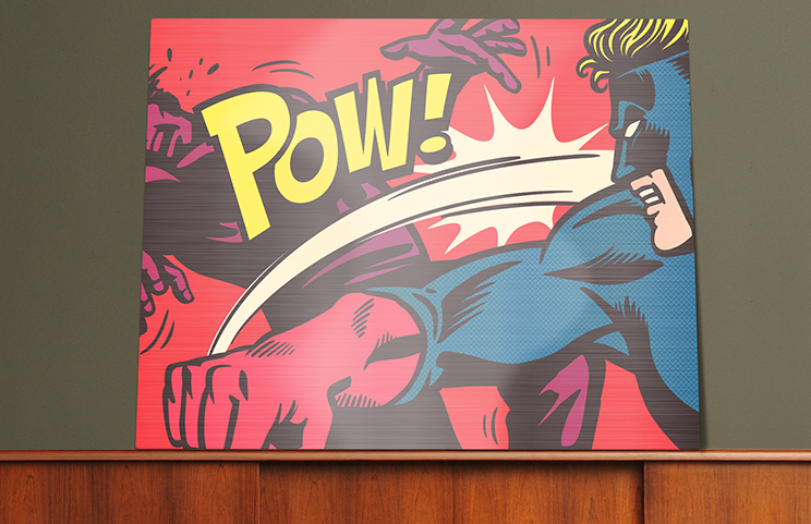 Impresión de foto en metal por Printerpix|Impresión de foto en aluminio de una montaña y un lago sostenida por una mujer hecha por Printerpix|Pequeña impresión metálica cuadrada de un hombre zambulléndose en un lago|Impresión de foto en metal de madre e hija en la estantería|Mujer colocando impresión metálica de novia y novio en la pared|Tres impresiones de fotos en metal de tamaños variados|||||