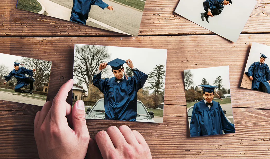 Impresión de fotos por Printerpix|Pila de impresiones fotográficas personalizadas del servicio de impresión de fotos en línea de Printerpix|Impresiones fotográficas pequeñas, medianas y grandes en la mesa desde el teléfono móvil|Impresiones fotográficas|Manos sosteniendo una impresión fotográfica de tres niños de vacaciones|Variedad de tamaños de impresiones fotográficas en línea de fotos tomadas por teléfono móvil de la familia|||||