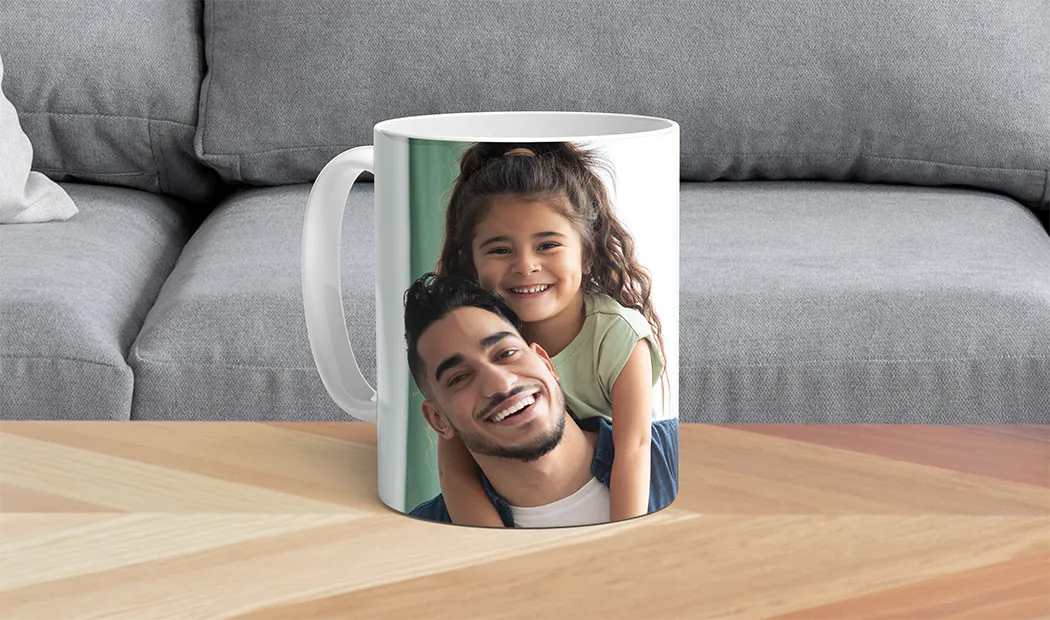 Tazas de Foto Personalizadas de Printerpix|Mamá y bebé sosteniendo una taza personalizada con diseño de dibujos animados de Printerpix con texto para papá|Taza de foto personalizada con imagen de bebé gateando con un mono de animal|Mamá e hija sosteniendo tazas de foto personalizadas con fotos familiares|Pareja besándose con tazas personalizadas con texto|Taza de foto personalizada con tu propia foto de un perro|||||