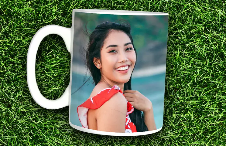 Tazas de Foto Personalizadas de Printerpix|Mamá y bebé sosteniendo una taza personalizada con diseño de dibujos animados de Printerpix con texto para papá|Taza de foto personalizada con imagen de bebé gateando con un mono de animal|Mamá e hija sosteniendo tazas de foto personalizadas con fotos familiares|Pareja besándose con tazas personalizadas con texto|Taza de foto personalizada con tu propia foto de un perro|||||