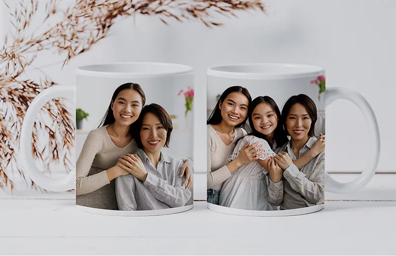 Tazas de Foto Personalizadas de Printerpix|Mamá y bebé sosteniendo una taza personalizada con diseño de dibujos animados de Printerpix con texto para papá|Taza de foto personalizada con imagen de bebé gateando con un mono de animal|Mamá e hija sosteniendo tazas de foto personalizadas con fotos familiares|Pareja besándose con tazas personalizadas con texto|Taza de foto personalizada con tu propia foto de un perro|||||