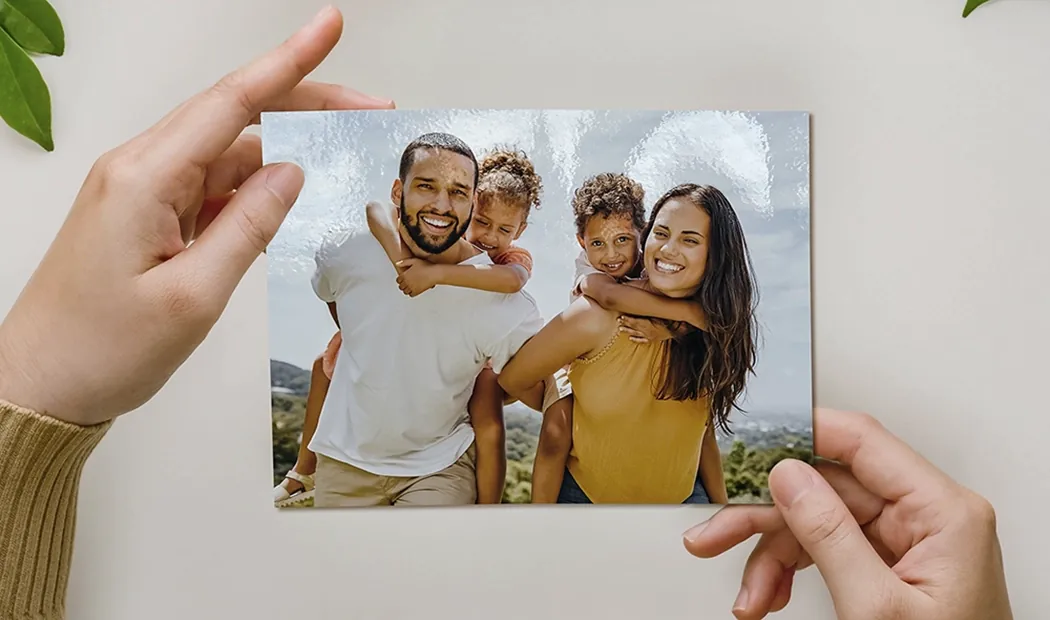 Pila de impresiones fotográficas personalizadas del servicio de impresión de fotos en línea de Printerpix