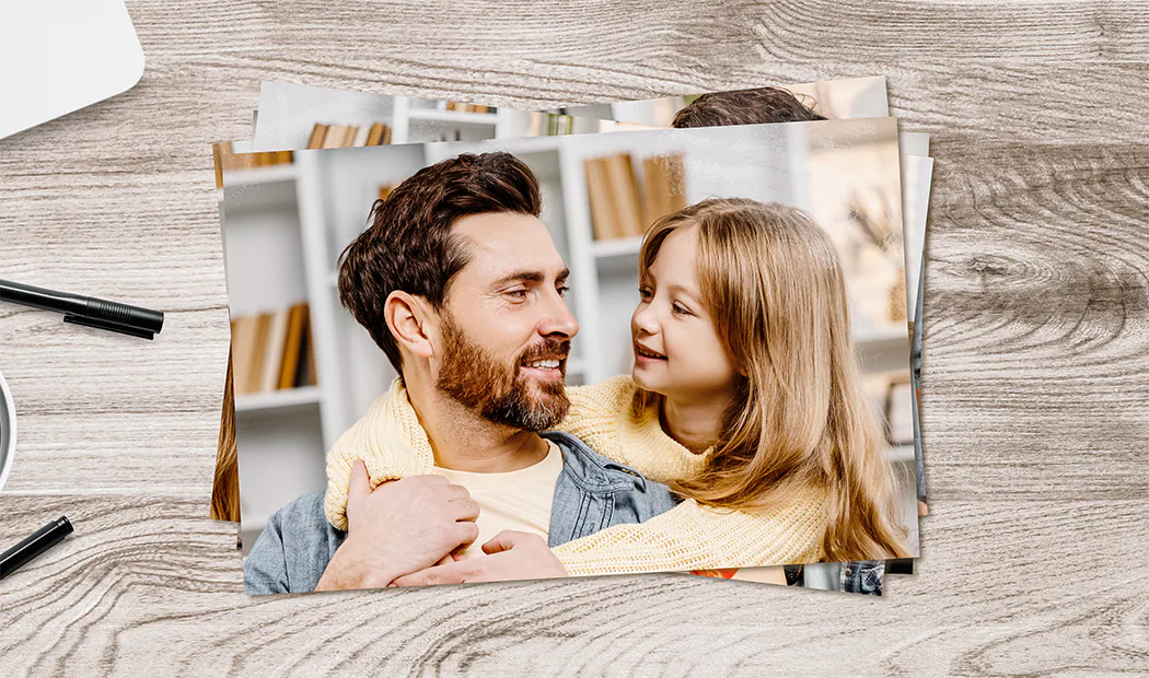 Impresión de fotos por Printerpix|Pila de impresiones fotográficas personalizadas del servicio de impresión de fotos en línea de Printerpix|Impresiones fotográficas pequeñas, medianas y grandes en la mesa desde el teléfono móvil|Impresiones fotográficas|Manos sosteniendo una impresión fotográfica de tres niños de vacaciones|Variedad de tamaños de impresiones fotográficas en línea de fotos tomadas por teléfono móvil de la familia|||||