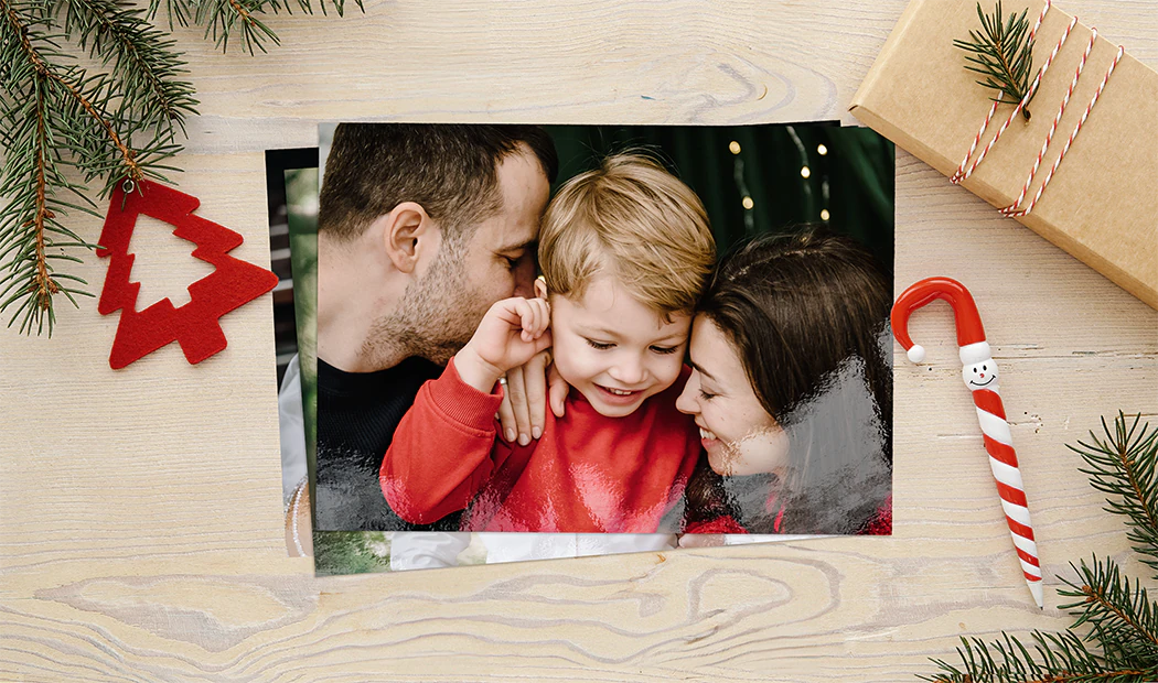 Impresión de fotos por Printerpix|Pila de impresiones fotográficas personalizadas del servicio de impresión de fotos en línea de Printerpix|Impresiones fotográficas pequeñas, medianas y grandes en la mesa desde el teléfono móvil|Impresiones fotográficas|Manos sosteniendo una impresión fotográfica de tres niños de vacaciones|Variedad de tamaños de impresiones fotográficas en línea de fotos tomadas por teléfono móvil de la familia|||||