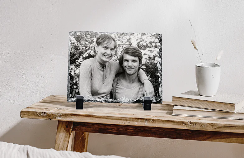 Pizarra de Foto de Piedra|Pizarra de piedra con foto familiar|vista lateral de la pizarra de piedra con bebé, mamá y papá|dos jóvenes impresos en una piedra|Regalo personalizado Piedra con imagen impresa||||||