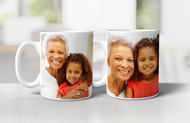 Tazas de Foto Personalizadas de Printerpix|Mamá y bebé sosteniendo una taza personalizada con diseño de dibujos animados de Printerpix con texto para papá|Taza de foto personalizada con imagen de bebé gateando con un mono de animal|Mamá e hija sosteniendo tazas de foto personalizadas con fotos familiares|Pareja besándose con tazas personalizadas con texto|Taza de foto personalizada con tu propia foto de un perro|||||