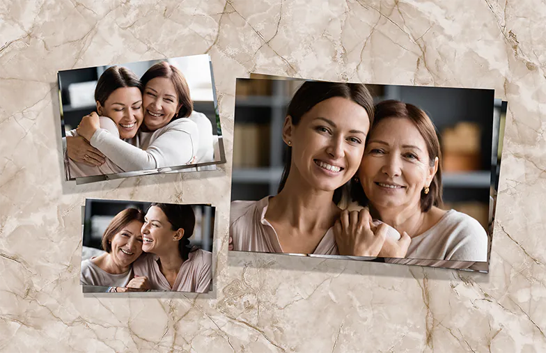 Impresión de fotos por Printerpix|Pila de impresiones fotográficas personalizadas del servicio de impresión de fotos en línea de Printerpix|Impresiones fotográficas pequeñas, medianas y grandes en la mesa desde el teléfono móvil|Impresiones fotográficas|Manos sosteniendo una impresión fotográfica de tres niños de vacaciones|Variedad de tamaños de impresiones fotográficas en línea de fotos tomadas por teléfono móvil de la familia|||||