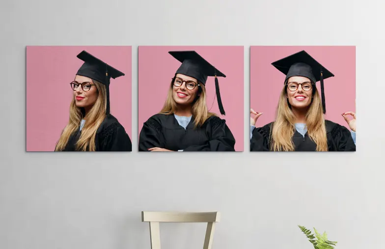 Paneles de Exhibición de Fotos en Lienzo de Printerpix|Tres lienzos fotográficos cuadrados de Printerpix en una pared del salón con fotos de graduación|Hombre y mujer colocando un lienzo fotográfico con una foto de vacaciones|Mujer colocando tres lienzos fotográficos familiares en blanco y negro|Mamá y cuatro niños pequeños sentados en el sofá frente a cuatro lienzos fotográficos|Pareja frente a una pared azul con nueve lienzos fotográficos cuadrados|||||