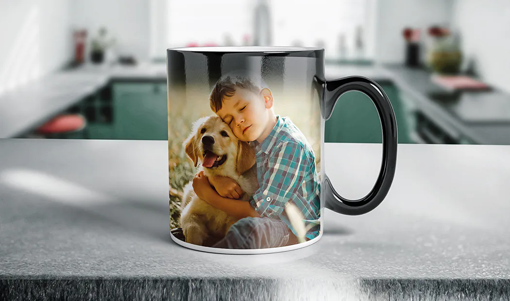 Taza mágica personalizada: Niño abrazando a un golden retriever, revelada con calor.