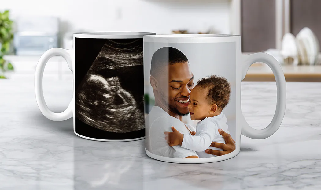 Tazas de Foto Personalizadas de Printerpix|Mamá y bebé sosteniendo una taza personalizada con diseño de dibujos animados de Printerpix con texto para papá|Taza de foto personalizada con imagen de bebé gateando con un mono de animal|Mamá e hija sosteniendo tazas de foto personalizadas con fotos familiares|Pareja besándose con tazas personalizadas con texto|Taza de foto personalizada con tu propia foto de un perro|||||