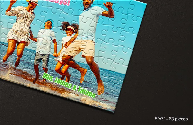 Rompecabezas de cartón de la familia en la mesa