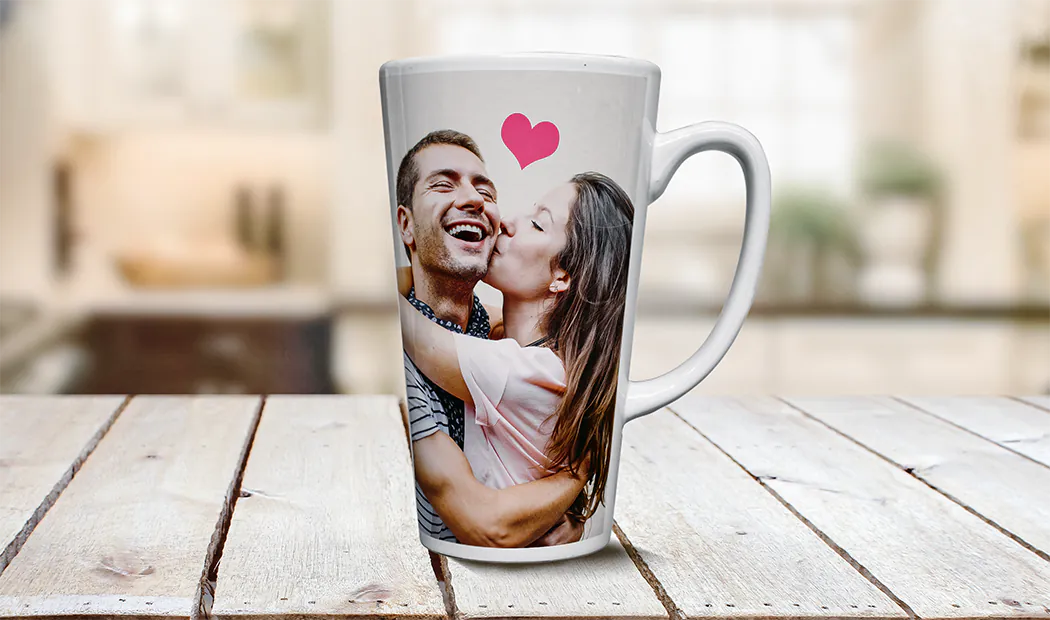 Tazas de Latte Personalizadas por Printerpix|Taza de latte grande personalizada de Printerpix con corazón y foto de pareja besándose|Dos grandes tazas de latte blancas personalizadas con fotos de pareja y perro|Dos tazas de latte personalizadas con fotos propias de la pareja y texto con cita|Pareja joven sosteniendo tazas de latte personalizadas con texto e imágenes|Taza de café con foto de pareja joven impresa|||||
