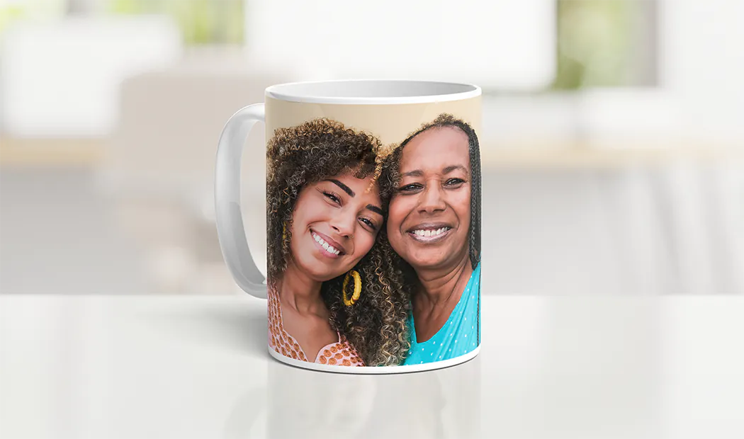 Tazas de Foto Personalizadas de Printerpix|Mamá y bebé sosteniendo una taza personalizada con diseño de dibujos animados de Printerpix con texto para papá|Taza de foto personalizada con imagen de bebé gateando con un mono de animal|Mamá e hija sosteniendo tazas de foto personalizadas con fotos familiares|Pareja besándose con tazas personalizadas con texto|Taza de foto personalizada con tu propia foto de un perro|||||
