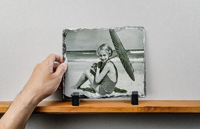 Pizarra de Foto de Piedra|Pizarra de piedra con foto familiar|vista lateral de la pizarra de piedra con bebé, mamá y papá|dos jóvenes impresos en una piedra|Regalo personalizado Piedra con imagen impresa||||||