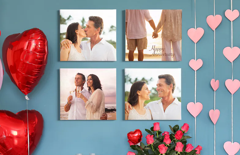 Paneles de Exhibición de Lienzos Fotográficos de Printerpix|Paneles de Lienzo|Hombre y mujer colocando un lienzo fotográfico con una foto de vacaciones|Mujer colocando tres lienzos fotográficos familiares en blanco y negro|Mamá y cuatro niños pequeños sentados en el sofá frente a cuatro lienzos fotográficos|Pareja frente a una pared azul con nueve lienzos fotográficos cuadrados|||||