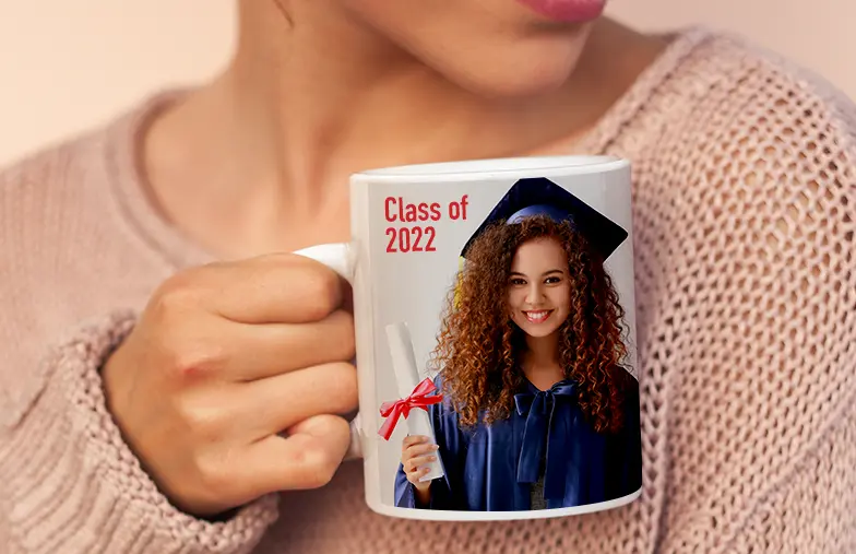 Tazas de Foto Personalizadas por Printerpix|Taza personalizada con diseño de graduación y texto para papá|Taza de foto personalizada con imagen de bebé gateando con un mono de animal|Madre e hija sosteniendo tazas de foto personalizadas con fotos familiares|Pareja besándose con tazas personalizadas con texto|Taza de foto personalizada con tu propia foto de un perro|||||