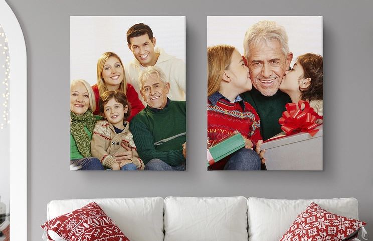 Impresiones de Lienzo Fotográfico Personalizado por Printerpix|Lienzo de múltiples retratos|tamaños de impresión en lienzo|Mujer joven colocando un lienzo fotográfico personalizado de Printerpix con foto de bebé y perro en la pared|dormitorio con impresión en lienzo personalizada de una joven y un perro|Collage de fotos de ocho impresiones en lienzo personalizadas de fotos familiares y escenas de vacaciones|||||