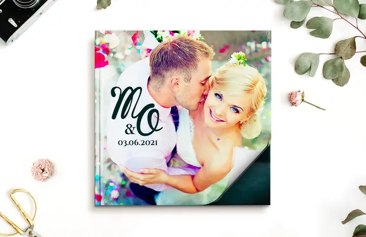Álbum de fotos personalizado de Printerpix con tapa dura y fotos grandes de una pareja mayor