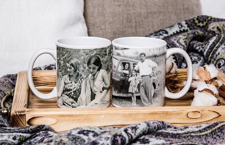 Mamá y bebé sosteniendo una taza personalizada con diseño de dibujos animados de Printerpix con texto para papá