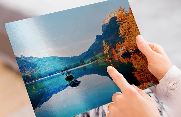 Impresión de foto en aluminio de una montaña y un lago sostenida por una mujer hecha por Printerpix