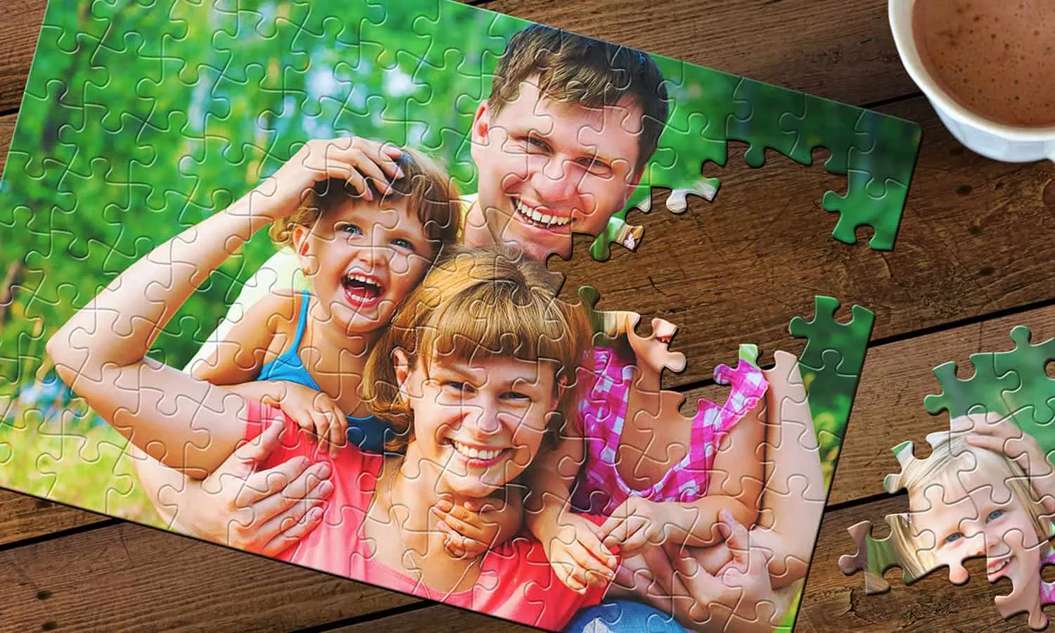 Primer plano de rompecabezas personalizado de cartón con foto de familia