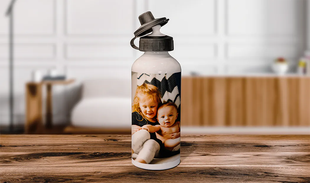 Botella de agua personalizada; blanca, con foto de un niño, tapa negra abatible. ¡Regalo único!