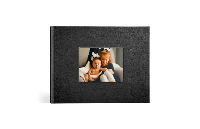 Álbum de fotos con ventana Lorenzo de Printerpix|Álbum de fotos de cuero negro con ventana en la cubierta y foto de madre e hija||Álbum de fotos de cuero beige con cubierta de ventana y foto de bebé|||||||