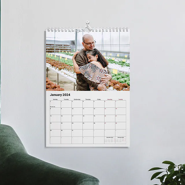 Calendario de fotos 2020 personalizado para colgar en la pared de Printerpix|Calendarios de pared personalizados A3 y A4|Mujer escribiendo en calendario de pared A4 personalizado por printerpix con foto de tema navideño|Calendario de pared 2020 A3 colgado con diseño de foto personalizado por printerpix|Pareja romántica en la sala de estar con calendario de pared 2020 personalizado con foto de propuesta|Fotos de perros en calendario de fotos de diseño personalizado colgado en la pared|||||