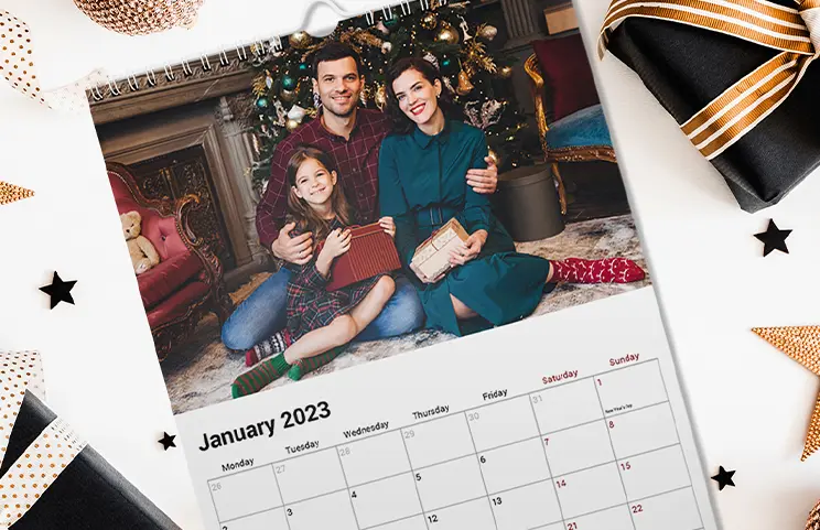 Foto de novia en calendario de pared personalizado colgado en la sala de estar