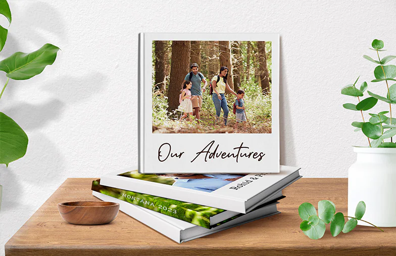 Libros de fotos personalizados con tapa dura de Printerpix|Álbum de fotos personalizado de Printerpix con tapa dura y fotos grandes de una pareja mayor|Álbum de fotos personalizado con imágenes románticas de una pareja y portada de fotos|Álbum de fotos familiar con portada impresa personalizada y texto del nombre de la familia|Mascota y mujer mirando un libro de fotos familiar personalizado con diseño personalizado|Dos personas mirando un libro de fotos personalizado de Printerpix con fotos de boda y novia|||||