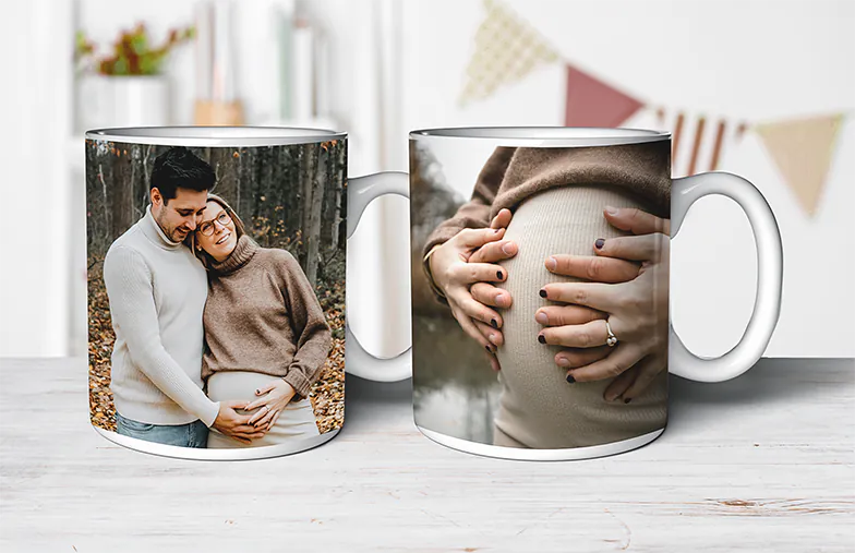 Tazas de Foto Personalizadas de Printerpix|Mamá y bebé sosteniendo una taza personalizada con diseño de dibujos animados de Printerpix con texto para papá|Taza de foto personalizada con imagen de bebé gateando con un mono de animal|Mamá e hija sosteniendo tazas de foto personalizadas con fotos familiares|Pareja besándose con tazas personalizadas con texto|Taza de foto personalizada con tu propia foto de un perro|||||