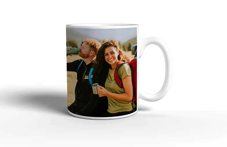 Tazas de Foto Personalizadas de Printerpix|Mamá y bebé sosteniendo una taza personalizada con diseño de dibujos animados de Printerpix con texto para papá|Taza de foto personalizada con imagen de bebé gateando con un mono de animal|Mamá e hija sosteniendo tazas de foto personalizadas con fotos familiares|Pareja besándose con tazas personalizadas con texto|Taza de foto personalizada con tu propia foto de un perro|||||