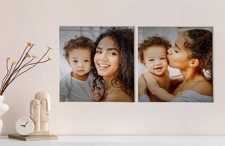 Impresiones de Fotos en Metal|Impresiones de Fotos en Metal|Pequeña impresión metálica cuadrada de un hombre zambulléndose en el lago|Impresión de foto metálica de madre e hija en la estantería|Mujer colocando impresión metálica de novia y novio en la pared|Tres impresiones de fotos metálicas de tamaños variados|||||