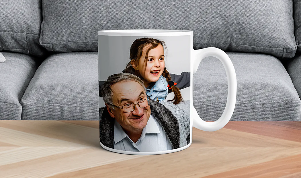 Tazas de Foto Personalizadas de Printerpix|Mamá y bebé sosteniendo una taza personalizada con diseño de dibujos animados de Printerpix con texto para papá|Taza de foto personalizada con imagen de bebé gateando con un mono de animal|Mamá e hija sosteniendo tazas de foto personalizadas con fotos familiares|Pareja besándose con tazas personalizadas con texto|Taza de foto personalizada con tu propia foto de un perro|||||