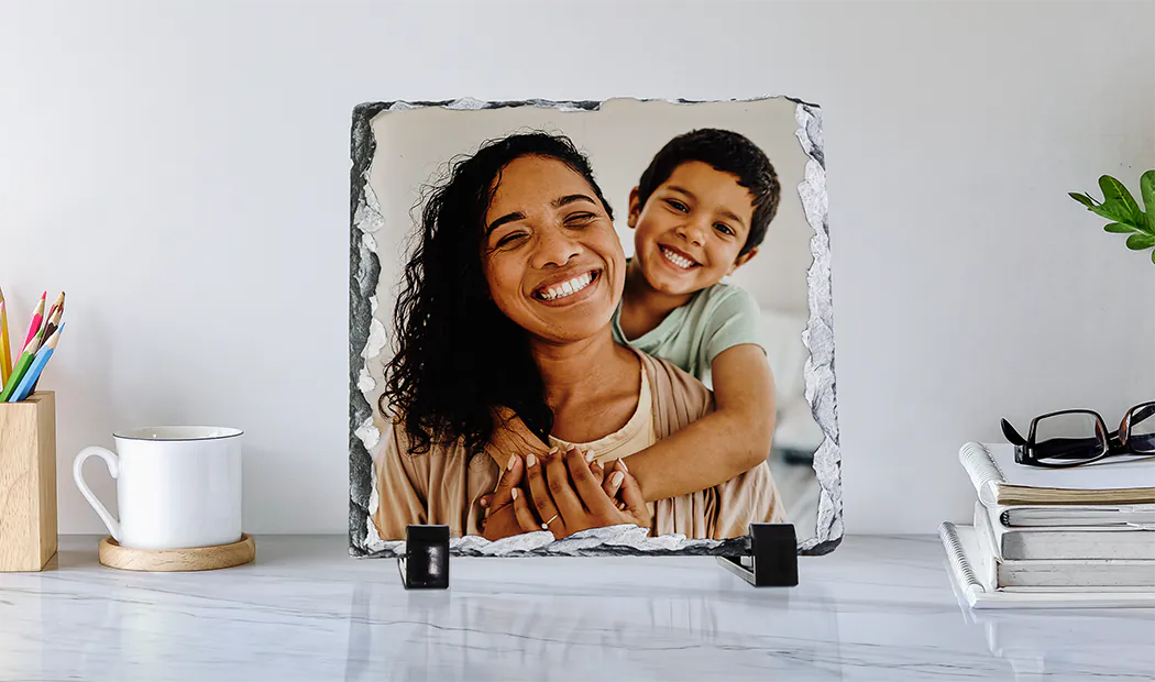 vista lateral de la pizarra de piedra con bebé, mamá y papá