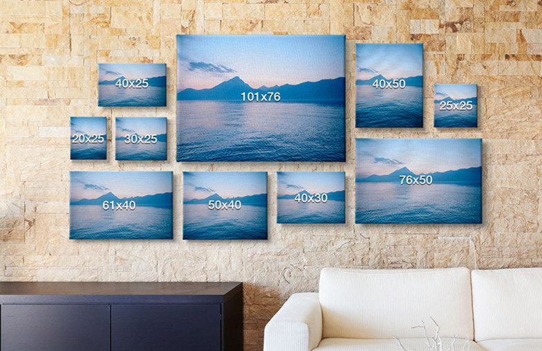 Collage de fotos de vacaciones en impresión sobre lienzo colgado en la pared