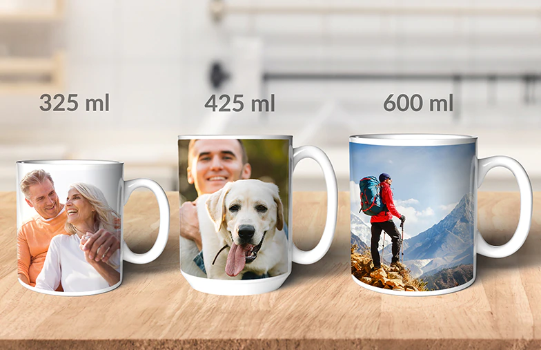 Primer plano de taza de fotos personalizada con un collage de fotos familiares y texto