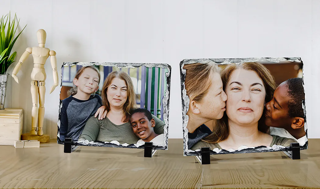 vista lateral de la pizarra de piedra con bebé, mamá y papá