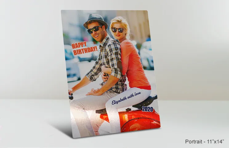 dedo señalando a impresión metálica de la naturaleza