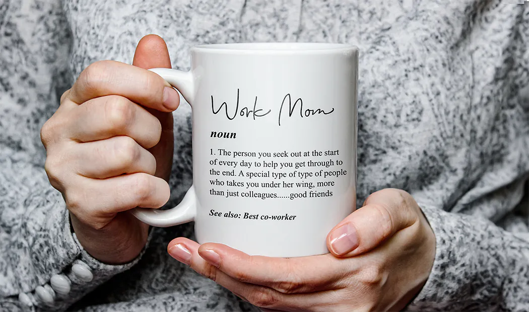 Taza de foto personalizada con imagen de bebé gateando con un mono de animal