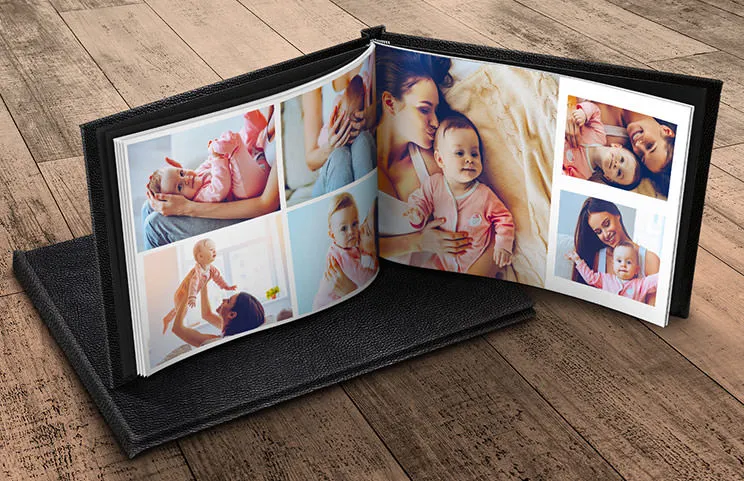 Álbum de fotos personalizado abierto en la mesa con collage de fotos familiares