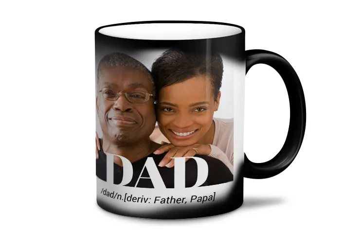 Té de la tetera vertido en la taza mágica