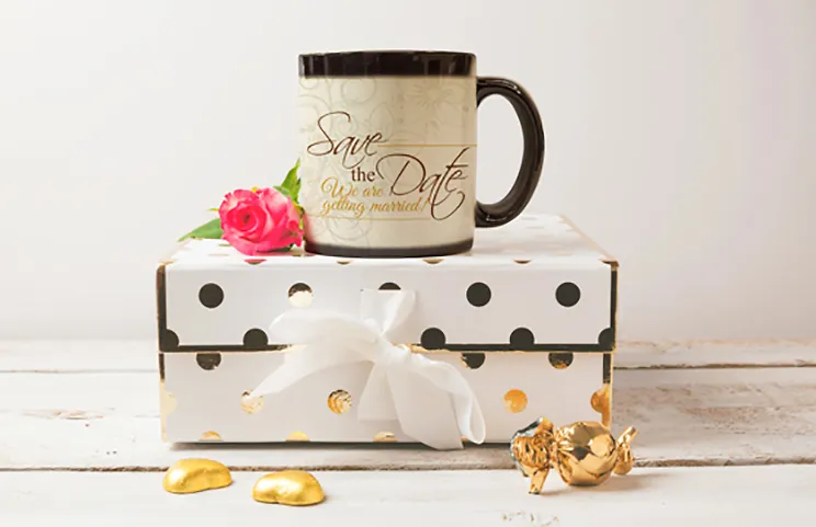 Té de la tetera vertido en la taza mágica