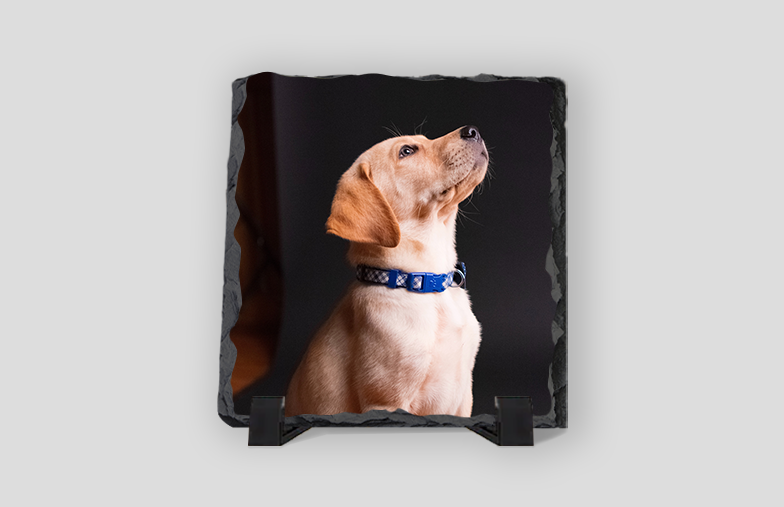 vista lateral de la pizarra de piedra con bebé, mamá y papá