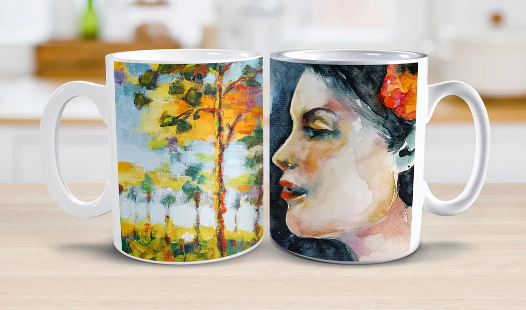 Taza de foto personalizada con imagen de bebé gateando con un mono de animal