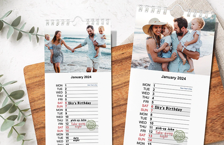 Mujer escribiendo en calendario de pared personalizado A4 de printerpix con foto de tema navideño