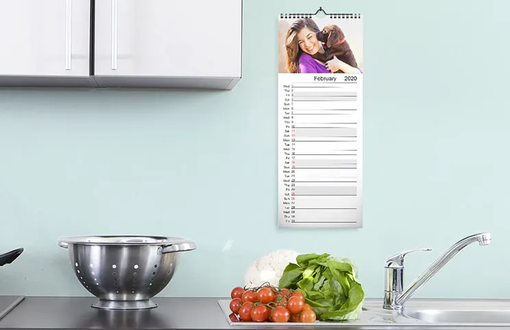 Primer plano de la escritura en el calendario personalizado por Printerpix