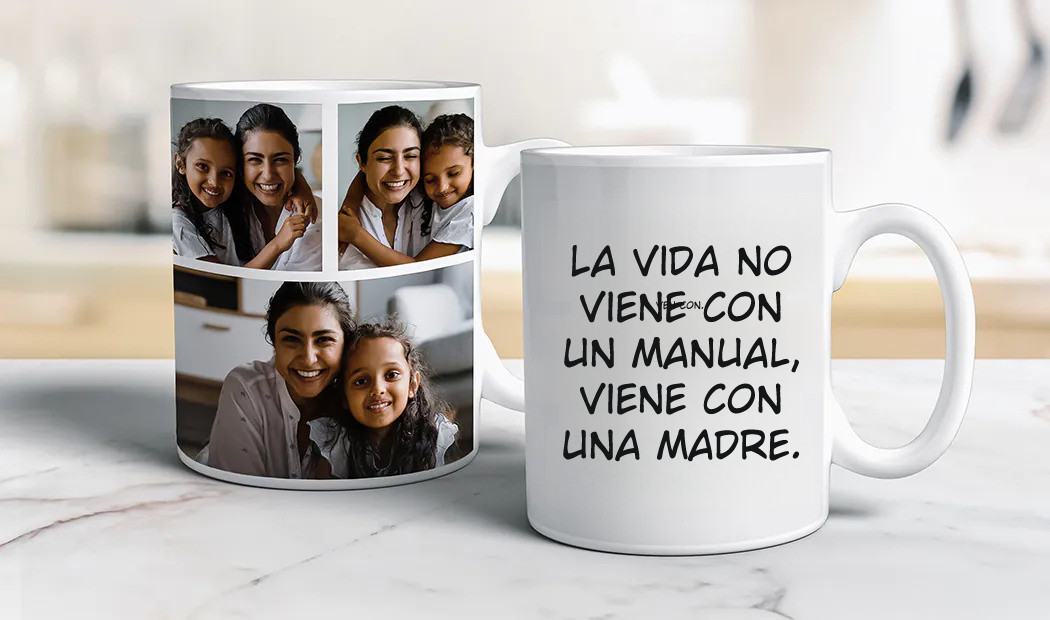Taza de foto personalizada con imagen de bebé gateando con un mono de animal