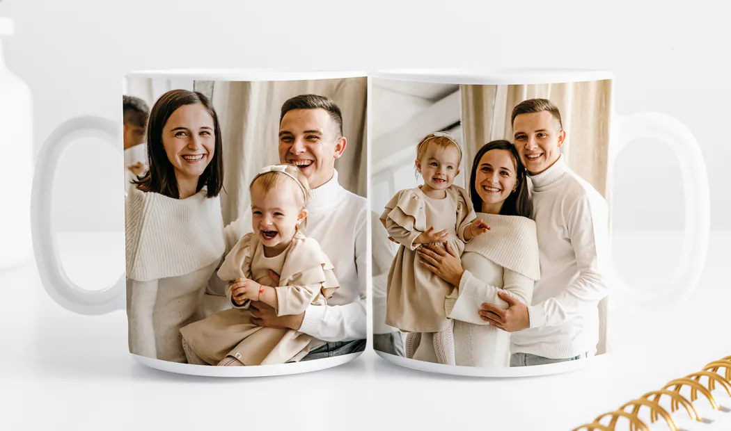 Taza de foto personalizada con imagen de bebé gateando con un mono de animal